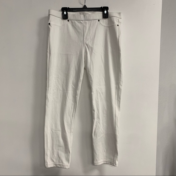 HUE Pants - NWT: Hue white denim capri